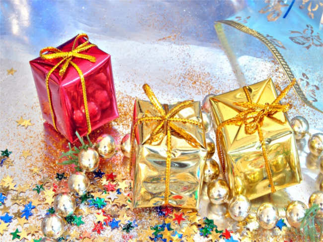 happy-christmas-wrapped-presentation-box