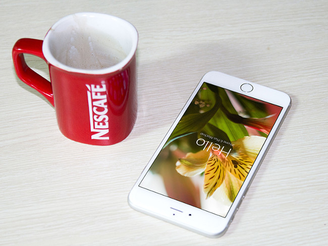 iPhone 6 PSD Mock-Ups Template and Coffee Cup