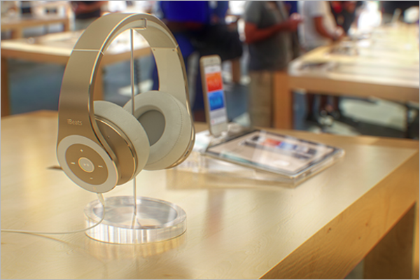 FreeÂ Headphones Mockup Design